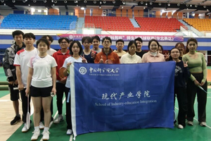 现代产业学院2025级“新生杯”羽毛球赛圆满落幕