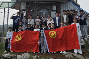 青春送水赴青山，坚守初心担使命——现代产业学院开展“坚守行动”公益送水活动